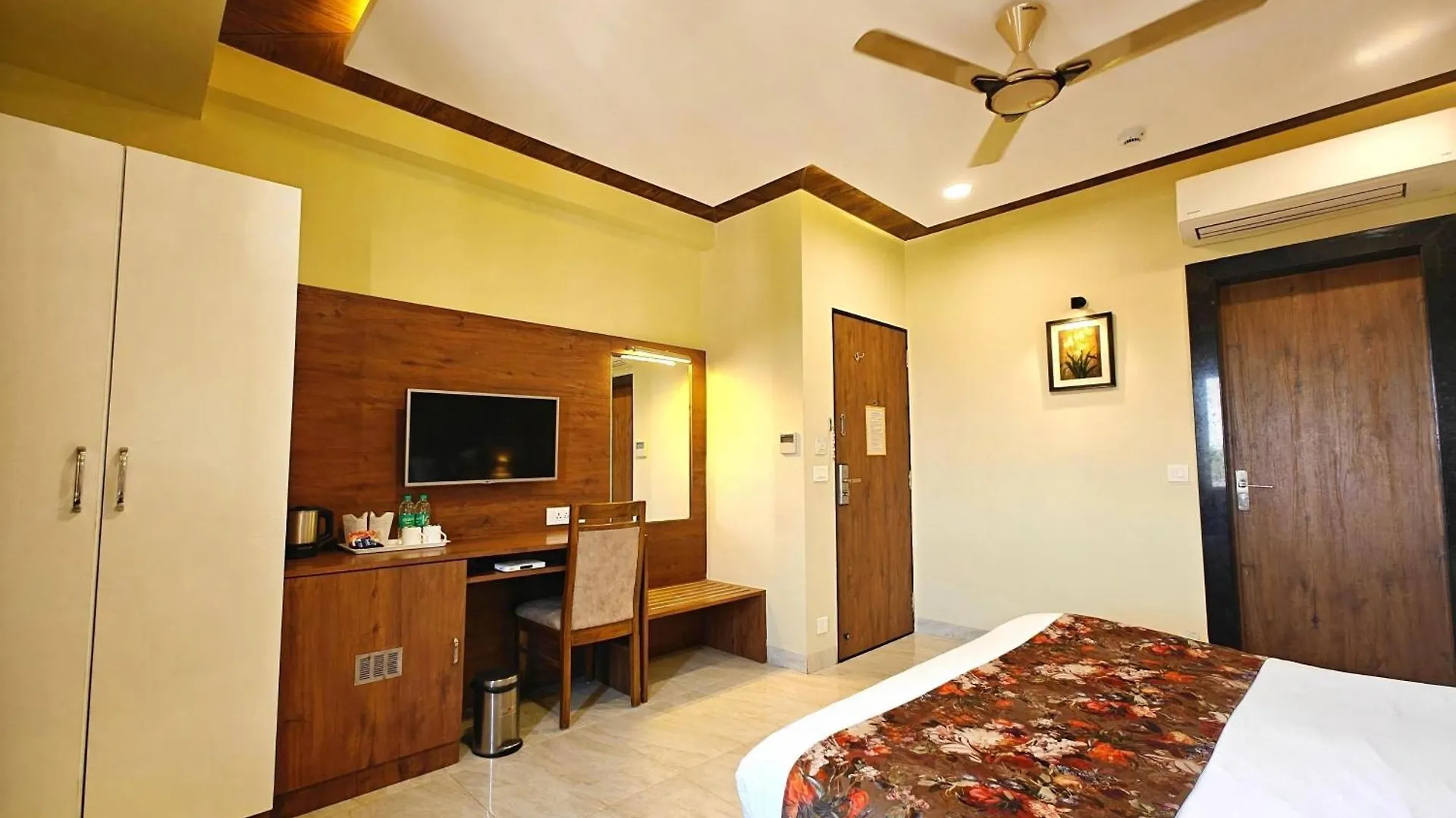 Hotel Opulence Inn - 500 Meters From Railway Station Udaipur