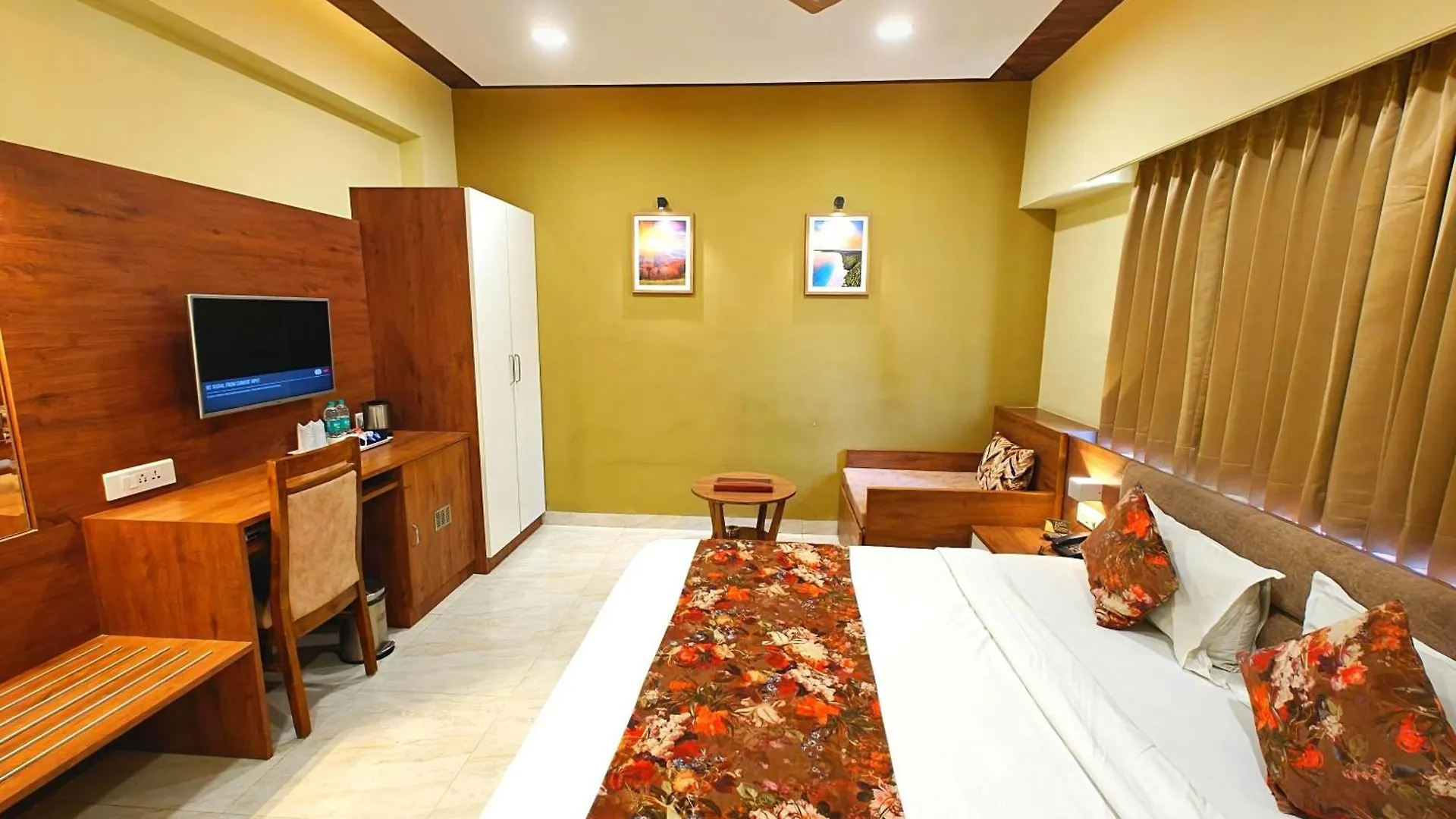 Opulence Inn - 500 Meters From Railway Station Udaipur Hotel