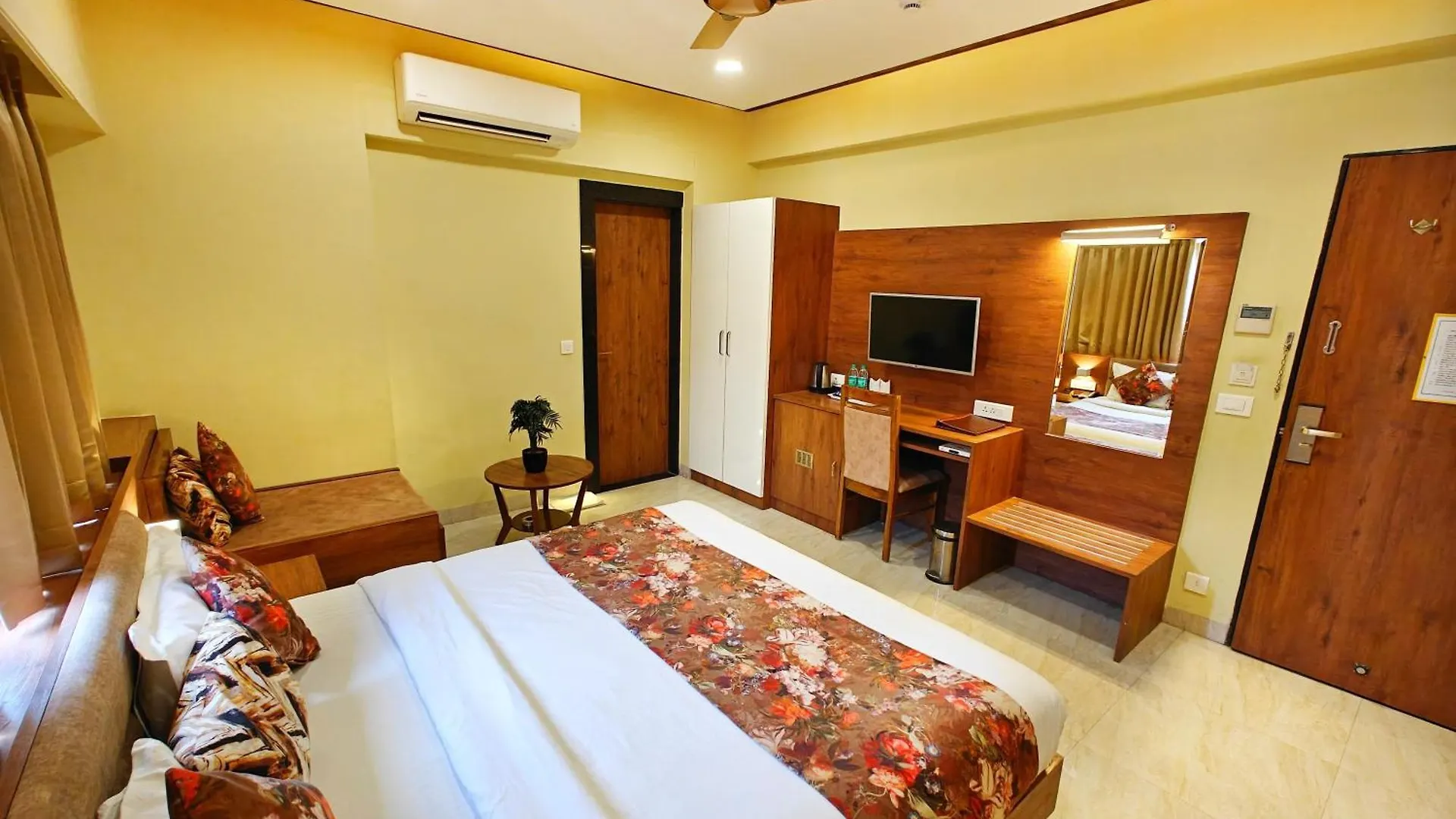 Hotel Opulence Inn - 500 Meters From Railway Station Udaipur