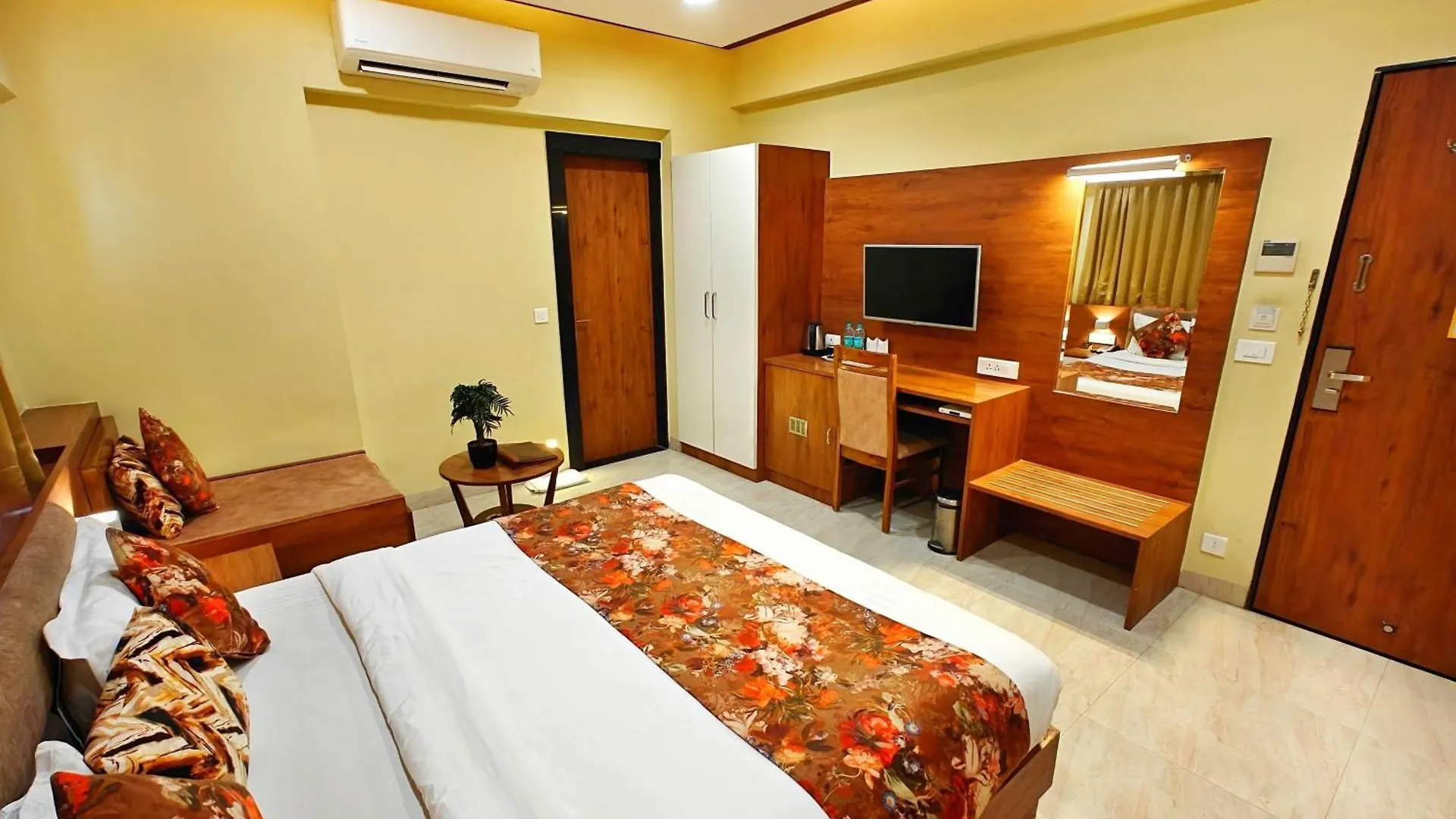 Opulence Inn - 500 Meters From Railway Station Udaipur Hotel