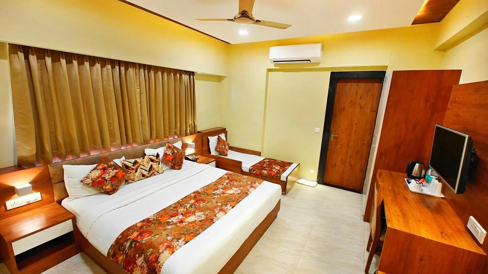 Opulence Inn - 500 Meters From Railway Station Udaipur Hotel